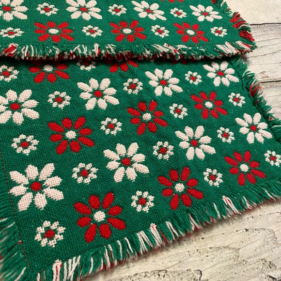 Vintage reversible green red white flower place mats. - Picture 7 of 8